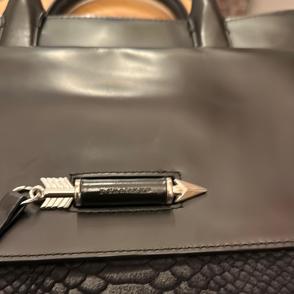 Chic Black Structured Handbag - Picture 3 of 8